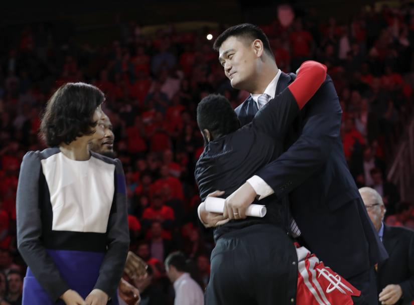 Appena finita la cerimonia, James Harden si  lanciato ad abbracciare Yao. Afp